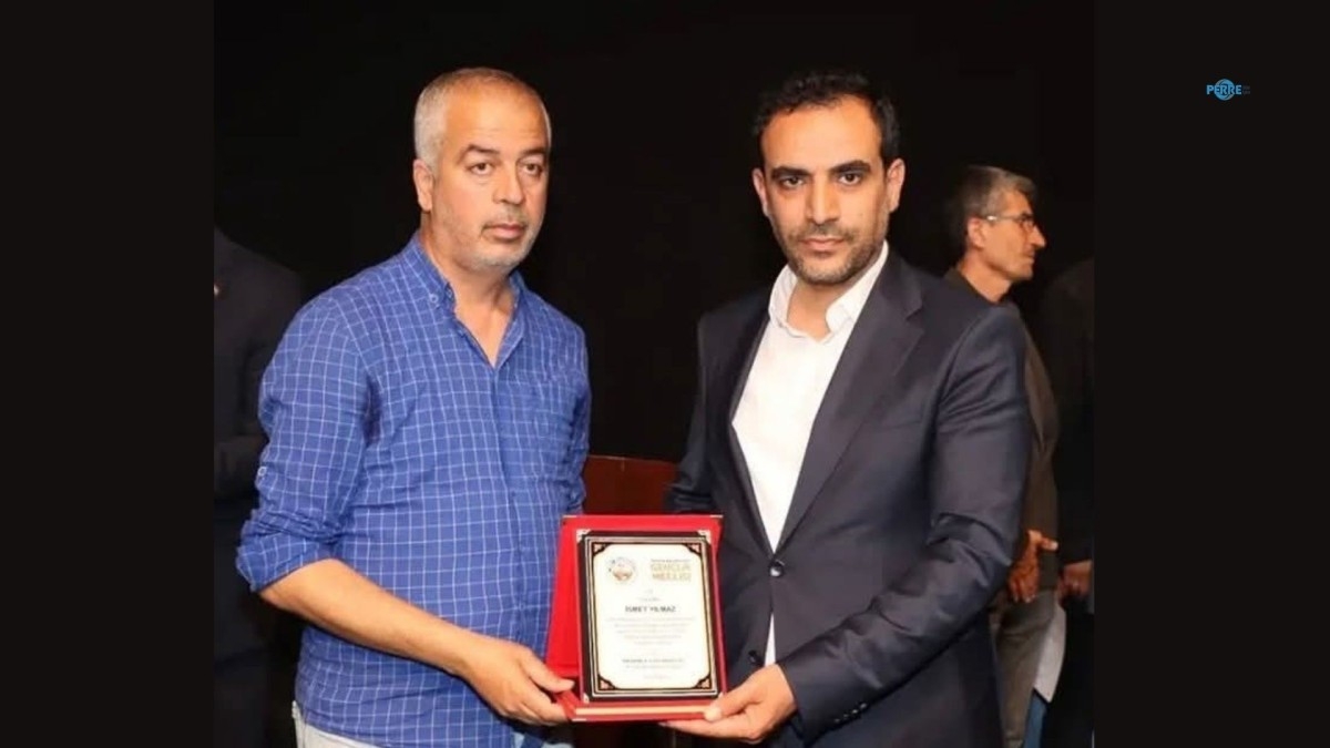 Eğitimci Yılmaz’dan Müdür Yıldız’a plaket