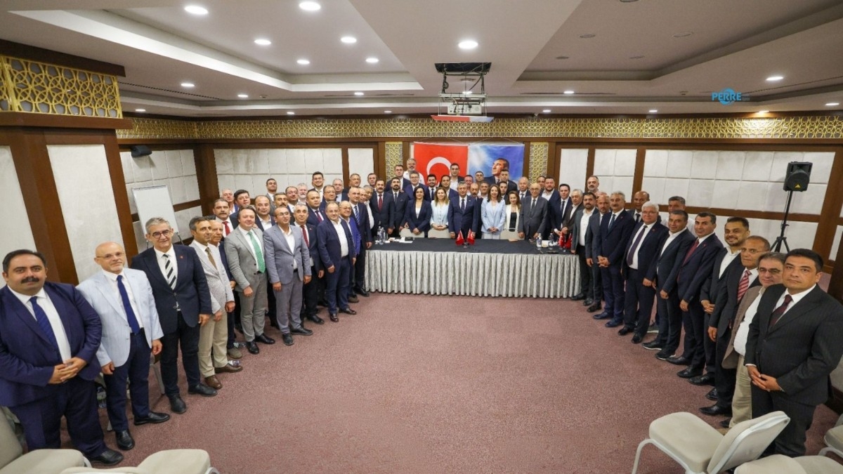 Özgür Özel: ‘Seçilmiş il başkanlarımız tarihî bir duruş gösteriyor’