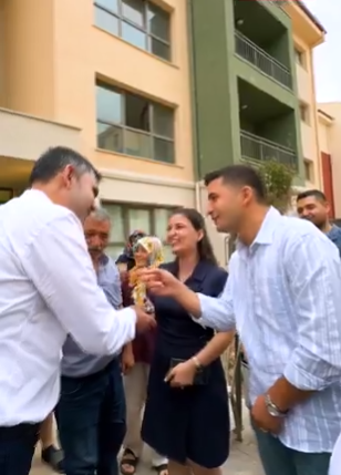 Bakan Kurum, Adıyaman’da genç çiftin mutluğuna ortak olduğu bir paylaşım yaptı